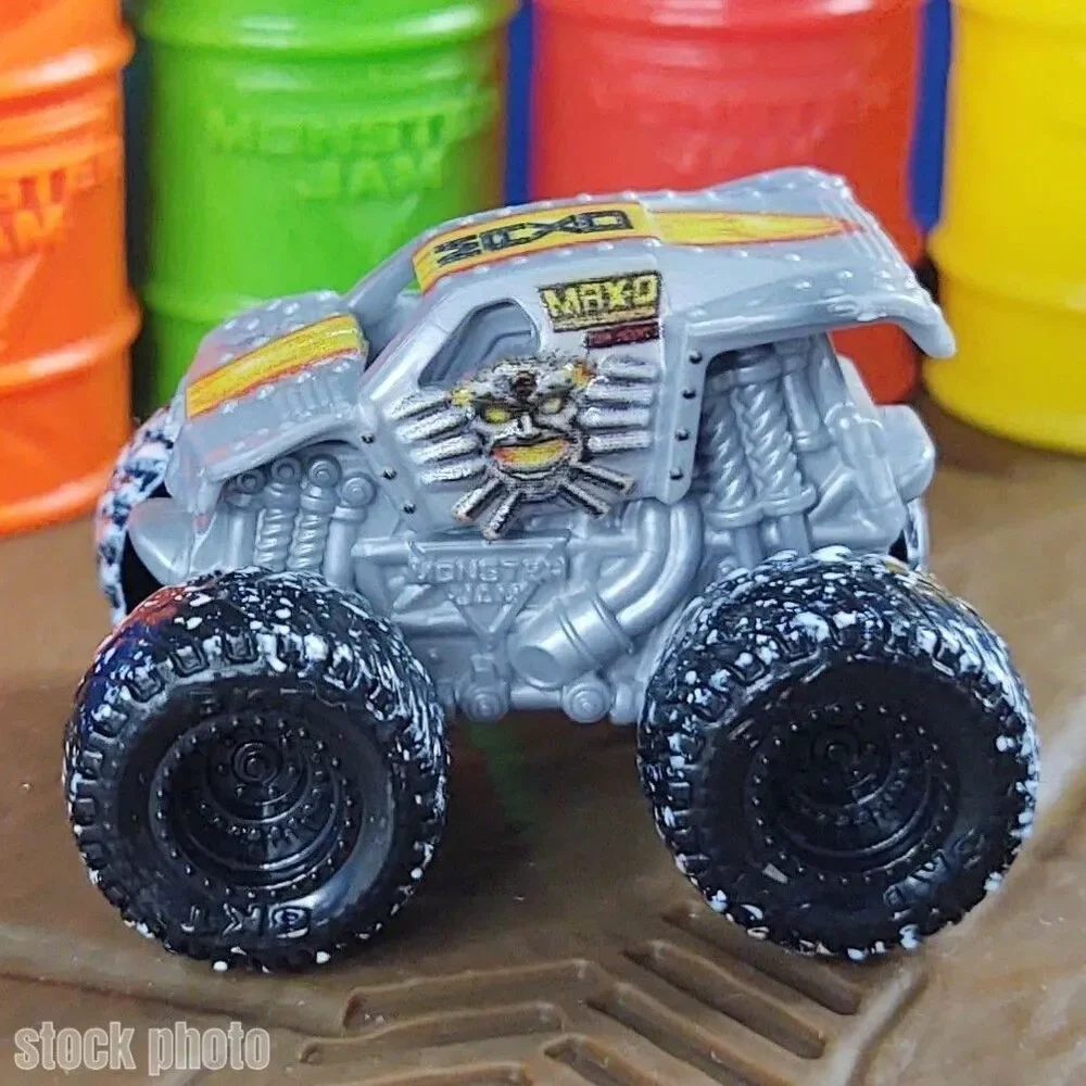 Monster Jam Official Max D Monster Truck, Die-Cast Vehicle 1:87 Scale Model